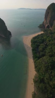 Yeşillik, altın plajlar ve canlı uzun kuyruklu teknelerin yer aldığı doğal güzelliğini ve kültürel zenginliğini sergileyen Tayland, Krabi 'nin nefes kesici FPV görüntülerinin tadını çıkarın.