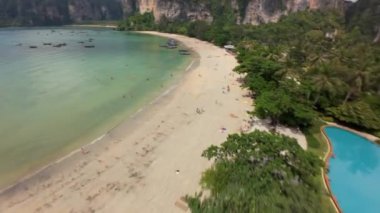 FPV 'nin nefes kesici bir görüntüsünü deneyimleyin. Krabilerin büyüleyici sahil şeridini, canlı uzun kuyruklu teknelerini, kristal berrak sularını ve büyüleyici tropikal manzarasını güzel bir şekilde yakalar.