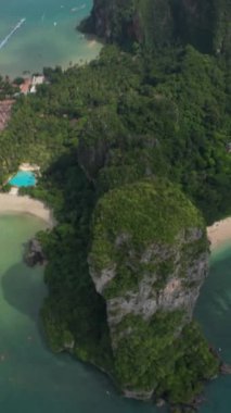 Kendinizi Krabi 'nin nefes kesici güzelliğine daldırın. Bu 4K FPV videosunu incelerken, uzun kuyruklu tekneler ve canlı manzaralar sizi huşu içinde bırakacak.