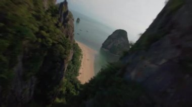 Krabi, Tayland 'ın nefes kesici hava manzaraları sakin plajları ve geleneksel uzun kuyruklu tekneleri, unutulmaz bir görsel yolculuk için 4K çözünürlükte. FPV İHA.