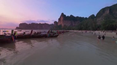 Gün batımında sakin sahillerde yelken açan uzun kuyruklu teknelerle Tayland, Krabi 'nin nefes kesici güzelliğini deneyimleyin. Bu tropikal cennetin çarpıcı FPV görüntülerinde 4K' lık bir görüntü elde ettik.
