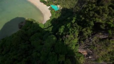 Tayland, Krabi 'nin büyüleyici güzelliğini yaşayın. Gök mavisi sularda süzülen canlı uzun kuyruklu botlar ve görkemli kireçtaşı kayalıkları, hepsi 4K FPV görüntülerinde yakalandı.