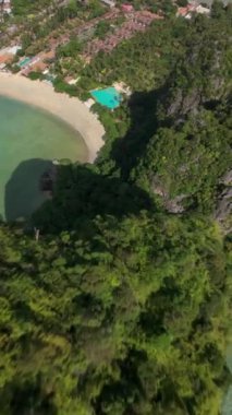 Krabi, Tayland 'ın nefes kesici FPV görüntüleri, bereketli manzaralar, berrak plajlar ve canlı uzun kuyruklu tekneler, hepsi unutulmaz bir yolculuk için 4K kalitesinde.