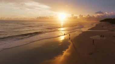Playa Santa Teresa 'nın Puntarenas, Kosta Rika' daki nefes kesici hava manzarasını deneyimleyin. Orada baş döndürücü altın gün batımları yumuşak dalgaları yansıtarak rahatlama ve macera ortamı yaratır.