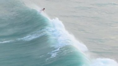 Kosta Rika - 3 Haziran 2024: Çarpıcı hava manzaraları Kosta Rika 'da görkemli dalgalarda sörf yapan sörfçüleri yakıyor, heyecan verici sporu ve gerçek macerayı ateşleyen inanılmaz kıyı manzarasını gözler önüne seriyor..