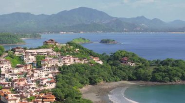 Carrillo, Kosta Rika 'nın nefes kesen ve nefes kesen hava manzarasını deneyimlemek, inanılmaz ve nefes kesici 4K çözünürlükteki canlı ormanlarını ve resimli kıyılarını sergiliyor.