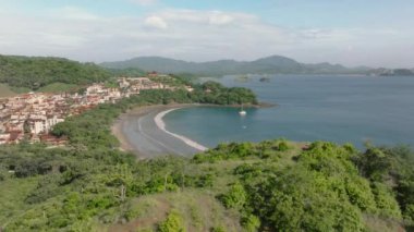 Güzel Kosta Rika 'da bulunan Carrillo' nun nefes kesici hava manzarasını keşfedin. Görkemli 4K çözünürlüğüyle gür, canlı ormanlarını ve büyüleyici güzellikteki sahil şeridini gözler önüne seriyor.