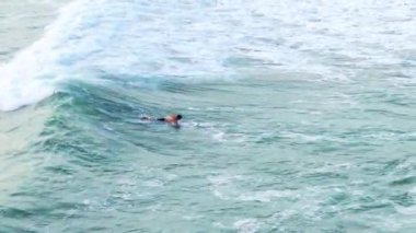 Kosta Rika - 3 Haziran 2024: Havadan çekilen görüntüler, canlı dalgalarda yüzen yetenekli sörfçülerin nefes kesici 4K kalitesinde okyanusun heyecan verici havasını gözler önüne seriyor..