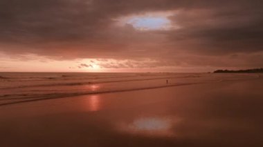 Playa Santa Teresa, Kosta Rika 'da gün batımının nefes kesici ve çarpıcı güzelliğini deneyimleyin. İnanılmaz 4K hava görüntüleriyle çekildi.