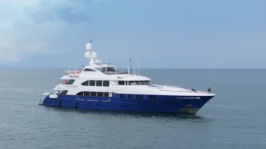 Puntarenas, Kosta Rika 'nın dingin sularında yüzen bir yatın nefes kesici hava manzarasını deneyin. Okyanusun ve kıyı manzarasının büyüleyici güzelliğinin tadını çıkarın.