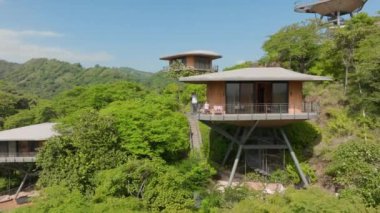 Bir baba ve oğul, Kosta Rika 'daki otellerinin göz kamaştırıcı manzaralarından büyülenerek, unutulmaz ve zenginleştirici bir deneyim kazandılar.