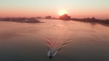 Bu nefes kesici hava görüntüsü, gün batımında Palm Jumeirah 'ın çarpıcı güzelliğini yakalar. UAEs' in kıyı manzarasını tanımlayan lüks tatil beldelerini ve resimli su yollarını vurgular.