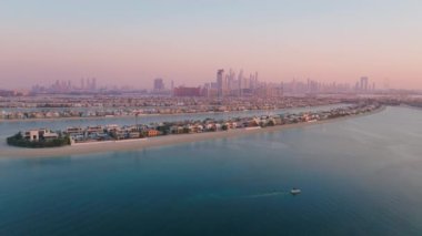 Nefes kesici bir hava manzarası Palm Jumeirah 'ın nefes kesici güzelliğini yakalar, lüks konutlarını ve BAE' nin güzel sakin sularını gösterir, özellikle de gün batımında.