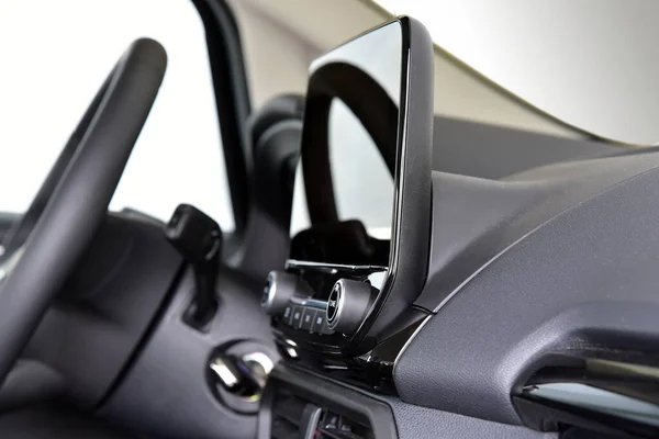 現代の車のダッシュボード上のスクリーンマルチメディアシステム — ストック写真