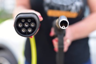 Yakıt başlığı ve elektrikli araba şarj prizi. EV benzine karşı.