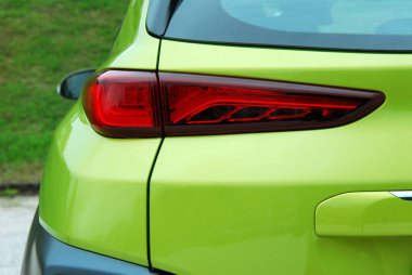 Arka arabanın lambası, arabanın arka tarafında.