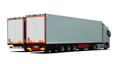 Beyaz arka planda yarı römorklu iki büyük kamyon.