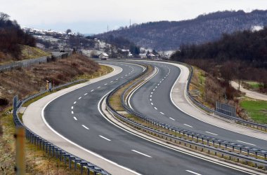 Modern bir otoyolun iki şeridi. Otoyol eğrisi.