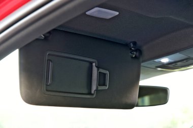 Arabada güneşlik koruması var.