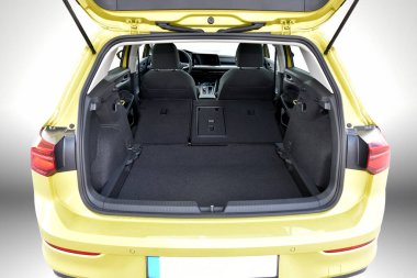 Arka koltukları katlanmış bir araba bagajı.