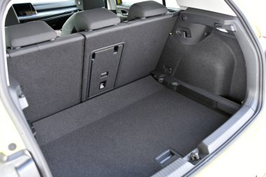 Binek otomobilin boş bagajı