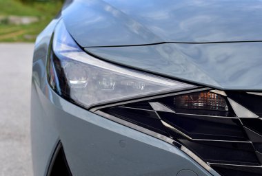 Modern bir yolcu arabasının farları