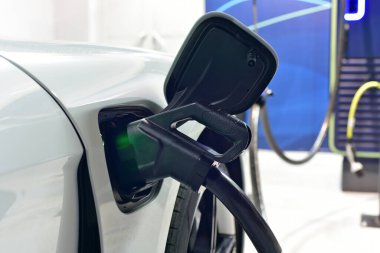 Elektrik kablosu prize takılı bir elektrikli arabayı şarj etmek...