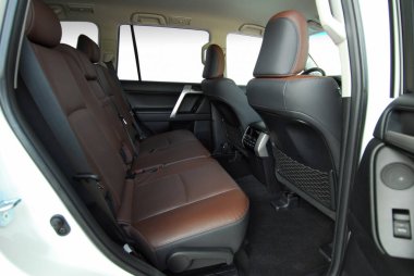 Lüks bir arabada kumaşla kaplı arka koltuklar.