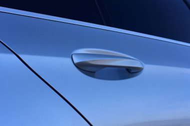 Yolcu vagonunun kapısını tut.