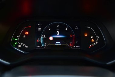 Modern bir arabadaki dijital aygıt paneli