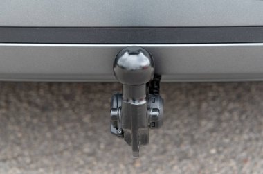 Bir yolcu vagonunun römorku çekiliyor.