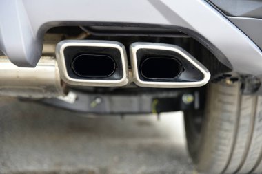 Bir yolcu vagonunun iki egzoz borusu.