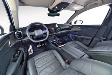 Ön paneli olan bir yolcu vagonunun içi.