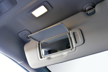 Arabada güneş ışığını önlemek için kalkandaki ayna.