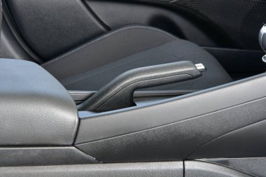 Modern arabanın içinde el freni. Yakın plan.