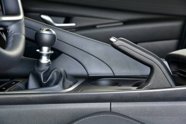 Elle vites değiştirme ve el freni yolcu vagonunda.