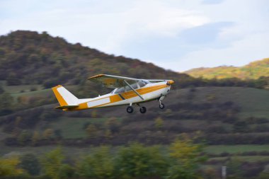 Küçük bir spor uçağı uçuyor.