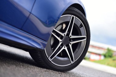 Spor arabasının lastiği olan alüminyum araba tekerleği.