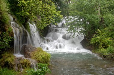 Bosna-Hersek 'teki Bereg Nehri' nde Şelale