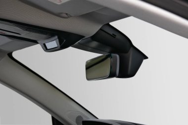 Arabanın içinde dikiz aynası var.