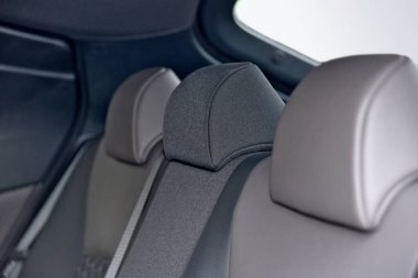 Arabanın arka koltuklarında başlık var.