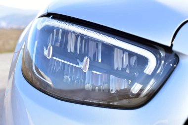 Modern bir yolcu arabasının farları