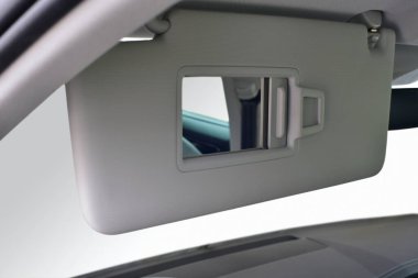 Arabada güneş ışığını önlemek için kalkandaki ayna.