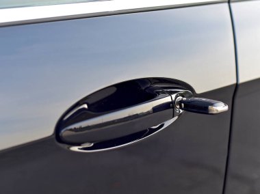 Araba anahtarı kilide eklenen