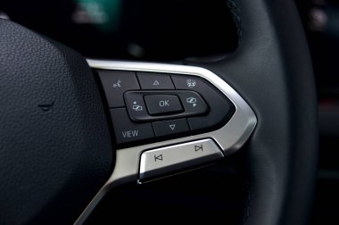 Fonksiyon kontrolü için direksiyon düğmeleri