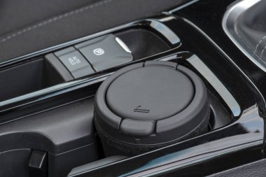 Modern bir arabanın konsolunda bir kül tablası