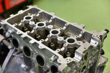 Motor kafalı. Bir araba motorundan silindir kafası açıldı.