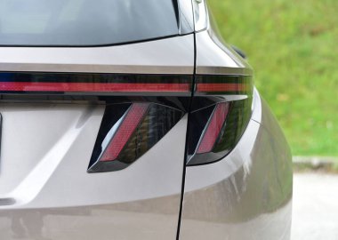 Arka arabanın lambası, arabanın arka tarafında.