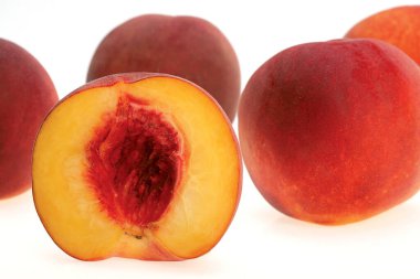 Beyaz arkaplanda kırmızı şeftali.