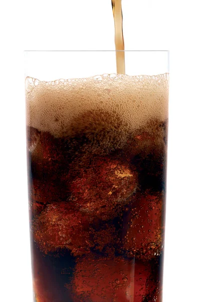 ソーダドリンク付きのガラス コーラと氷 — ストック写真